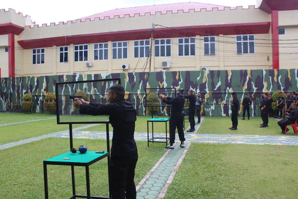 Tingkatkan Kemampuan, Brimob Riau Gelar Lomba Menembak antar Satker